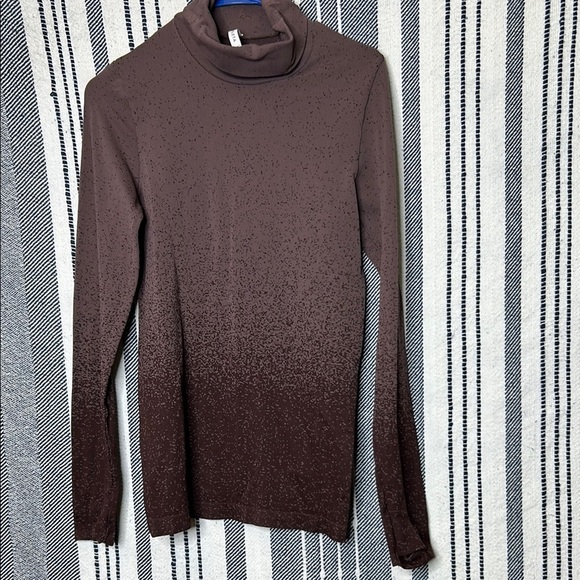 Athleta Flurry Blizzard Gradient Turtleneck Long Sleeve - Picture 2 of 5